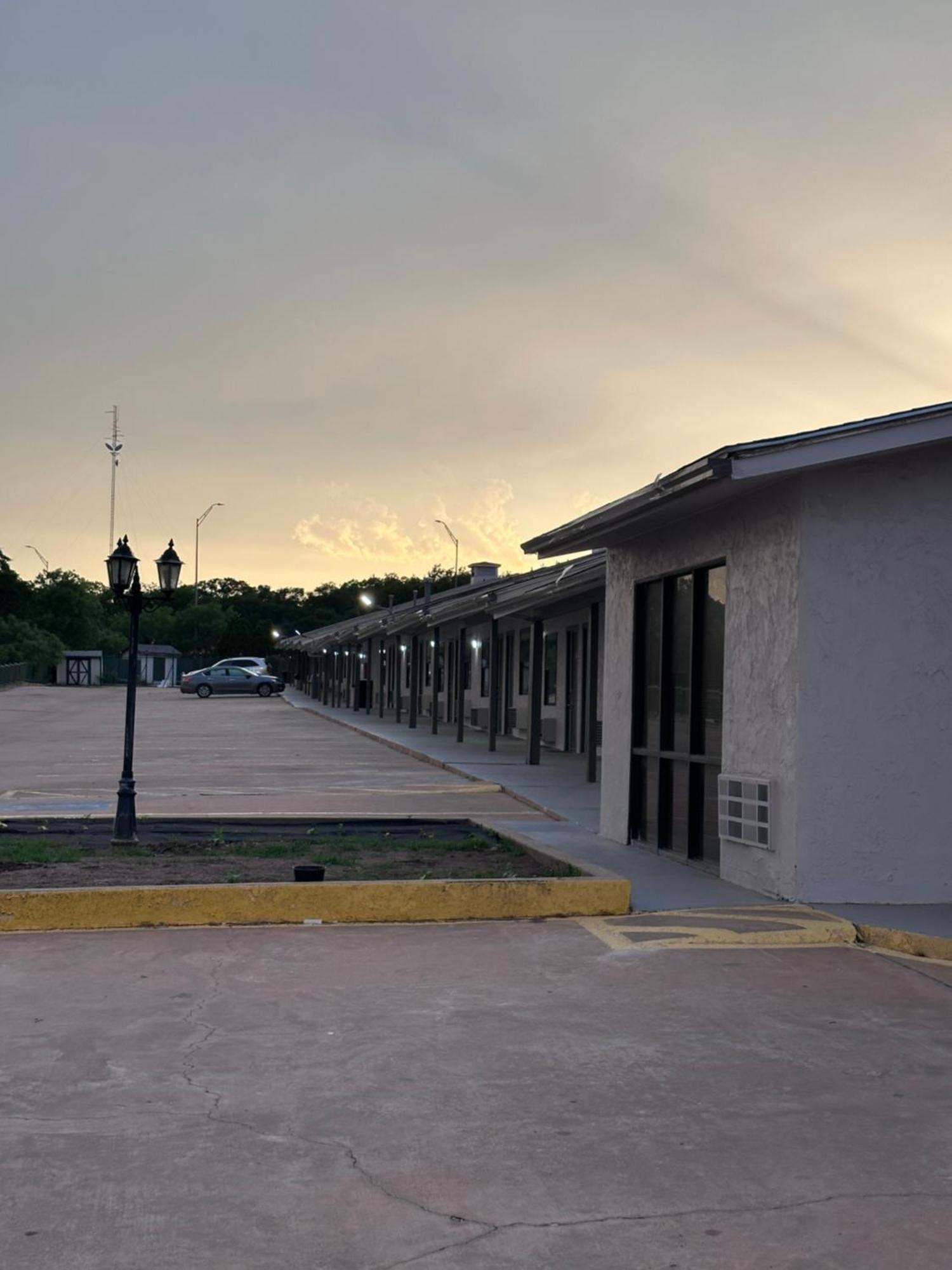 Sunset Inn Brady  Kültér fotó